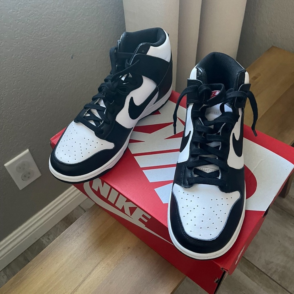 Nike Dunk 
Women 9.5/Men 8